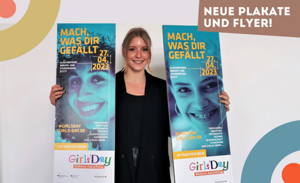 Junge Frau mit zwei Plakaten